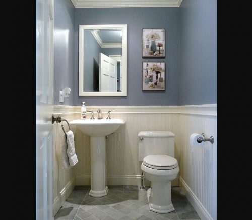 Un baño debe tener como área mínima 2,40 m2 lo que es aproximadamente 155 cm de ancho x 155 cm de largo en un espacio de forma regular, en esta proporción se puede incluir todos los elementos necesarios para el baño como es el sanitario, el lavamanos y la zona de ducha Ilumina la habitación. Añade espejos. Optimiza el almacenamiento. Elimina el desorden. Sube la barra de la cortina de la ducha. Oculta la alfombra de baño. Instala una puerta corredera. Quédate solo con el lavabo.