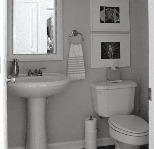 Como decorar tu baño ideas geniales y sencillas:1. Utiliza un espejo para esconder tu kit de emergencia y que no ocupe espacio. No necesitas más que un espacio en la pared. 2. Dentro de tus gabinetes, agrega repisas para guardar tus cosméticos y utensilios. 3. Crea hermosas repisas con tablas y accesorios. 4. Si no tienes espacio en tu lavabo, utiliza pequeñas repisas para poner el jabón y toallas.