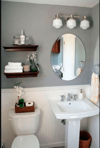 Como decorar tu baño ideas geniales y sencillas:1. Utiliza un espejo para esconder tu kit de emergencia y que no ocupe espacio. No necesitas más que un espacio en la pared. 2. Dentro de tus gabinetes, agrega repisas para guardar tus cosméticos y utensilios. 3. Crea hermosas repisas con tablas y accesorios. 4. Si no tienes espacio en tu lavabo, utiliza pequeñas repisas para poner el jabón y toallas.