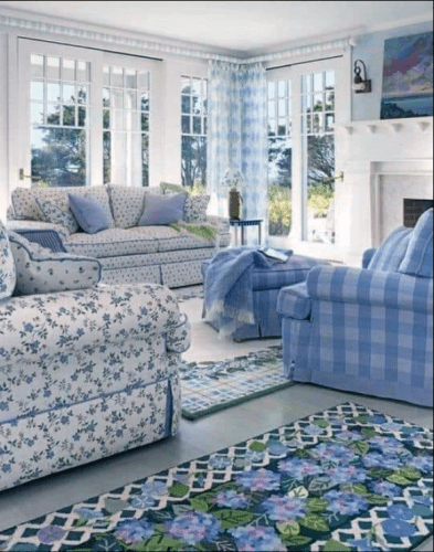 Entra para ver una decoración maravillosa. Observe cómo los sofás se han cubierto con un estampado floral más pequeño.