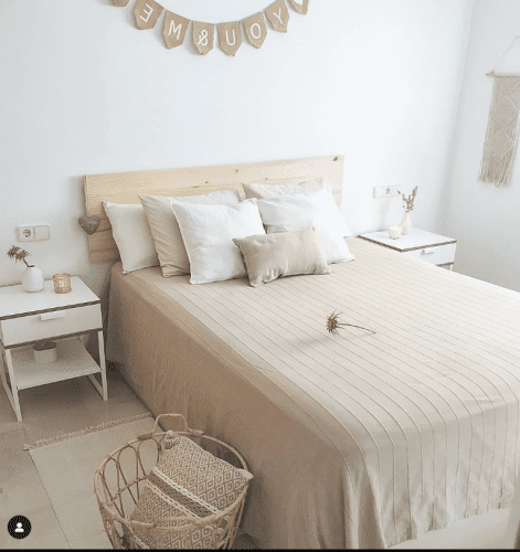 Cómo decorar dormitorios pequeños.  Aprovecha ese espacio vacío en tu dormitorio, lo puedes utilizar de manera práctica.