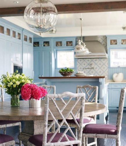 Cómo decorar cocinas en azul y blanco En un elegante e intenso tono petróleo o más dulce turquesa… Las cocinas se visten de color azul. Bien combinado, con blanco, madera y gris queda perfecto, como lo dejan bien claro estas ideas que hemos encontrado en Instagram. ¿Te apuntas a esta tendencia?