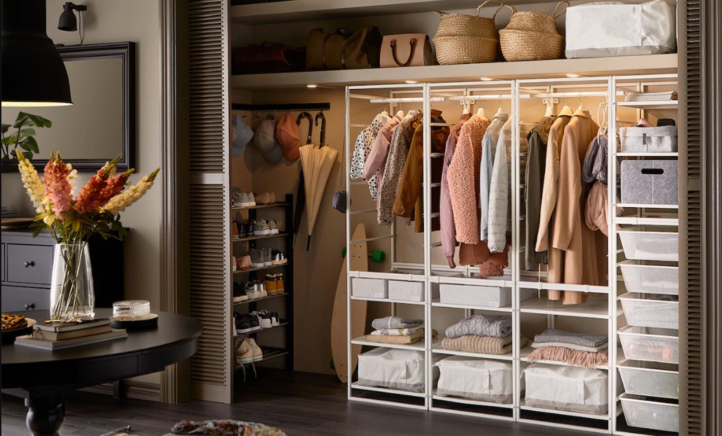 5 trucos infalibles sobre cómo organizar mucha ropa en un armario pequeño
