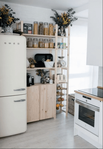 Algunas ideas para optimizar la cocina Hola mis lindas seguidoras y amigas del blog, decorar la cocina con estantes de madera es un desafío que se puede hacer muy bien.