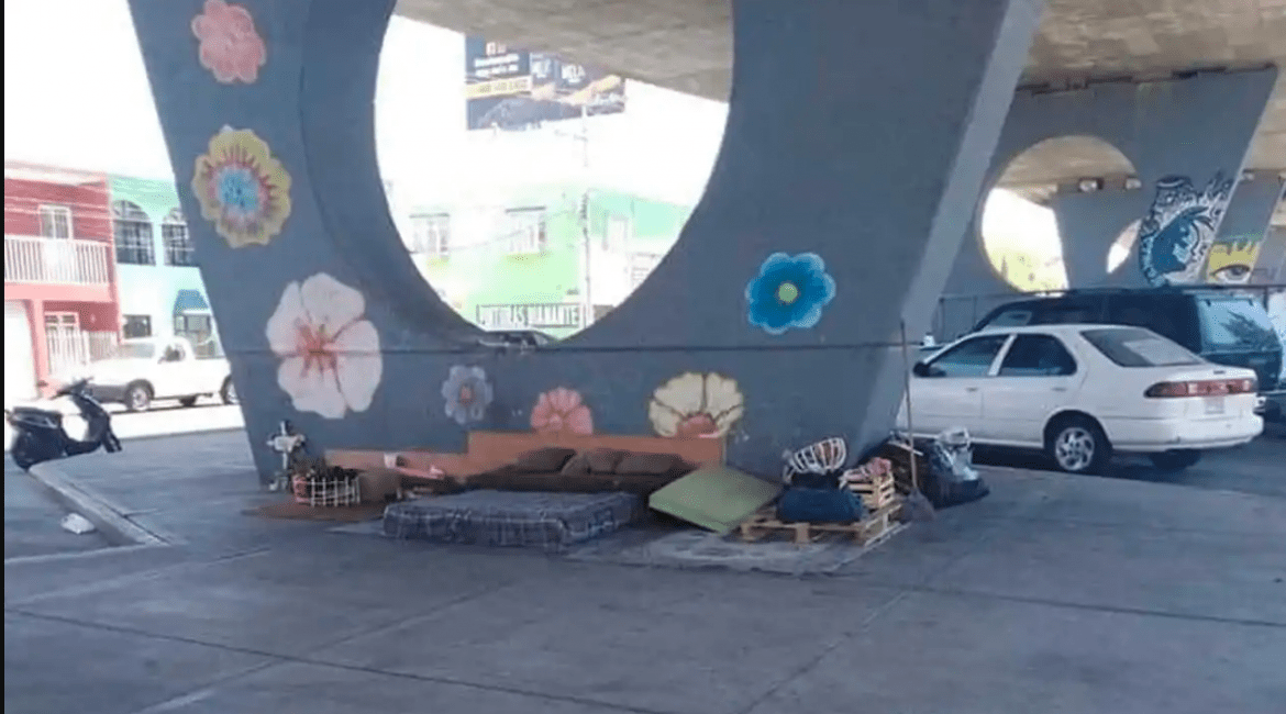 El orden de una persona sin hogar que vive bajo un puente