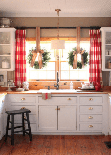 Algunas ideas para decorar cocinas blancas Me encantan las cocinas en colores claros, si tiene ventanas mucho mejor, se ven radiantes porque reflejan la luz. La cocina en blanco es fácil de combinar. Si tienes una cocina blanca no te resultará en absoluto complicado decorarla con otros complementos.