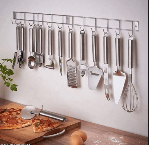 Algunas ideas para optimizar la cocina Barras para colocar utensilios. Elementos anclados a la pared. 