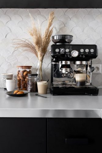 Cómo hacer un rincón del café en casa No se necesita mucho para crear un rinconcito para el café o el té o ambos. El espacio que ocupa una cafetera corriente y un accesorio para guardar las tazas. Cosa de unos pocos centímetros.