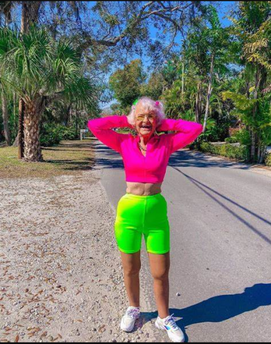 Baddie Winkle celebra la vida a su 94 años Realmente es inspirador ver a esta maravillosa señora disfrutar y reír a sus 94 años.  Helen Ruth Elam nacida el 18 de julio de 1928 y más conocida como Baddiewinkle o Baddie Winkle, es una personalidad estadounidense de Internet. 