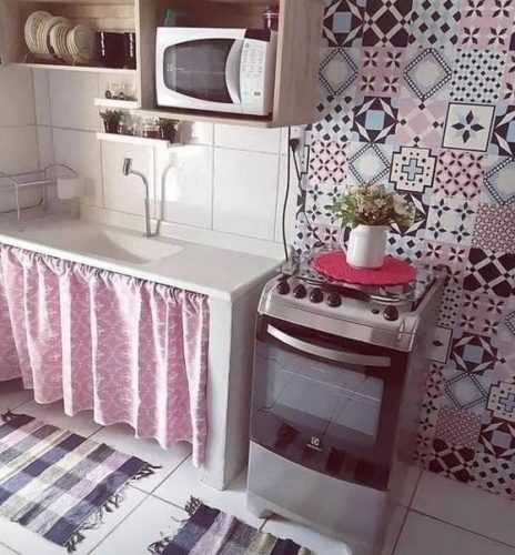 Cómo decorar una cocina con estantes   En primer lugar, aparte de optimizar el espacio, muchas veces, el secreto de una cocina pequeña, está en hacer que parezca más grande.