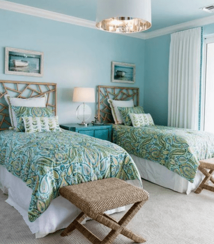 Dormitorios hermosos decorados y ordenados 1-Una idea es crear un cabecero a medida que integre las mesitas de noche si tienes espacio al pie de la cama.