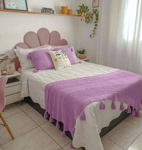 Dormitorios hermosos decorados y ordenados 1-Una idea es crear un cabecero a medida que integre las mesitas de noche si tienes espacio al pie de la cama.