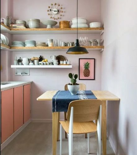 Cómo decorar una cocina con estantes   En primer lugar, aparte de optimizar el espacio, muchas veces, el secreto de una cocina pequeña, está en hacer que parezca más grande.
