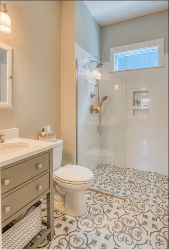 ¿El moho está infestando su cuarto de baño? Elimine el moho fácilmente con  HG 