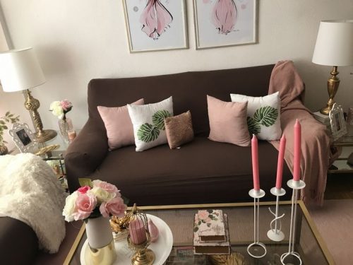 Descubre cómo darle vida a tu sala con un sofá marrón